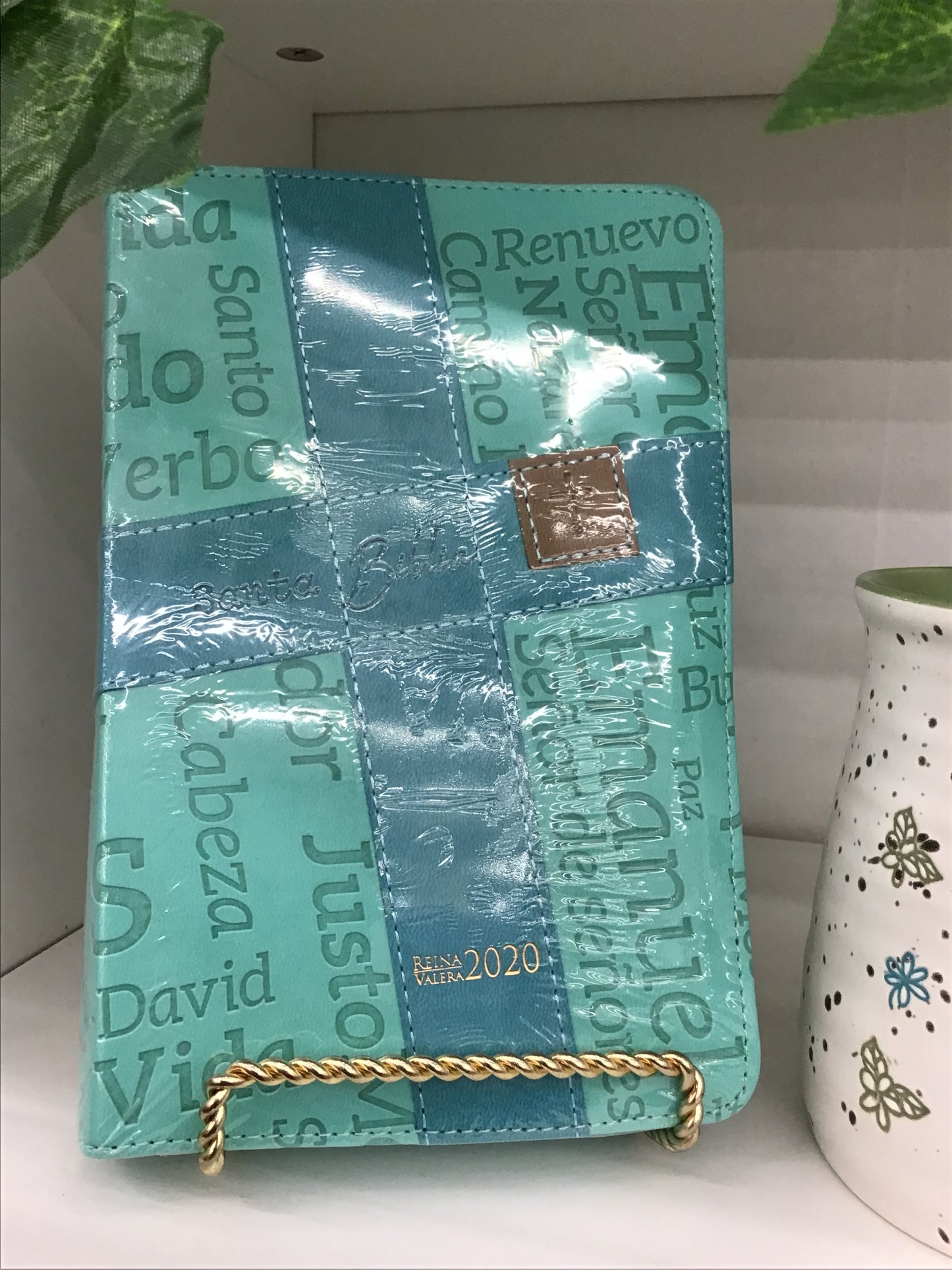 Santa biblia azul con nombres de Dios